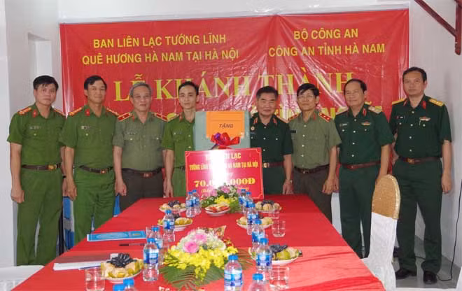 Trung tướng, Anh hùng LLVTND Phạm Xuân Thệ và các đồng chí trong Ban liên lạc Tướng tĩnh quê hương Hà Nam tại Hà Nội, đại diện lãnh đạo Công an tỉnh Hà Nam, Công an TP Phủ Lý trao kinh phí hỗ trợ xây nhà tình nghĩa cho Thượng úy Phạm Văn Hưng.