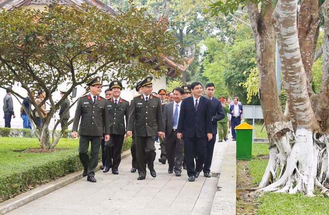 Bộ trưởng Tô Lâm cùng đoàn công tác tham quan tại khu di tích Kim Liên.
