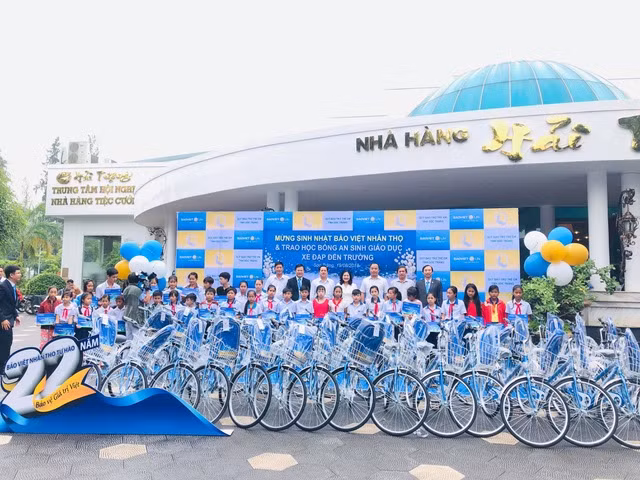 Thứ trưởng Nguyễn Thị Hà cùng đại diện các ban ngành và Bảo Việt Nhân thọ trao học bổng cho 50 em học sinh hiếu học có hoàn cảnh khó khăn tại tỉnh Sóc Trăng.