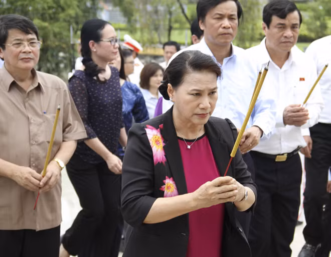 Chủ tịch Quốc hội Nguyễn Thị Kim Ngân và đoàn đại biểu mặc niệm và dâng hương tại tượng đài liệt sỹ Điện Bàn. Chủ tịch Quốc hội Nguyễn Thị Kim Ngân và đoàn đại biểu mặc niệm và dâng hương tại tượng đài liệt sỹ Điện Bàn.