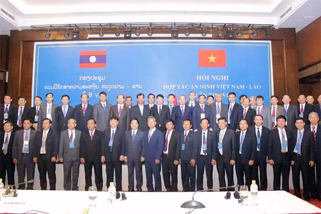 Thứ trưởng Bùi Văn Nam, Thứ trưởng Kongthong Phongvichith với các đại biểu dự hội nghị.