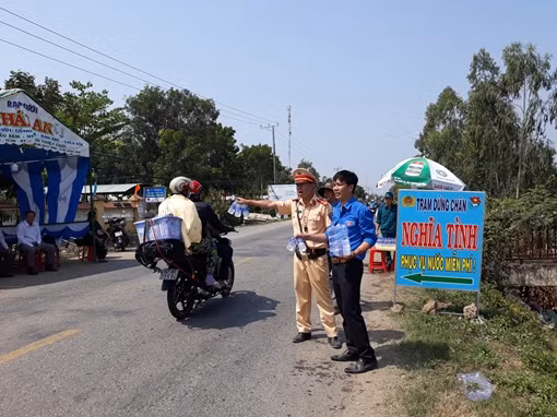 Trạm dừng chân nghĩa tình của Cảnh sát giao thông