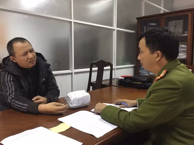 Phòng Cảnh sát hình sự Công an tỉnh Thừa Thiên- Huế lấy lời khai đối tượng người Đài Loan (Trung Quốc) trong đường dây lừa đảo.