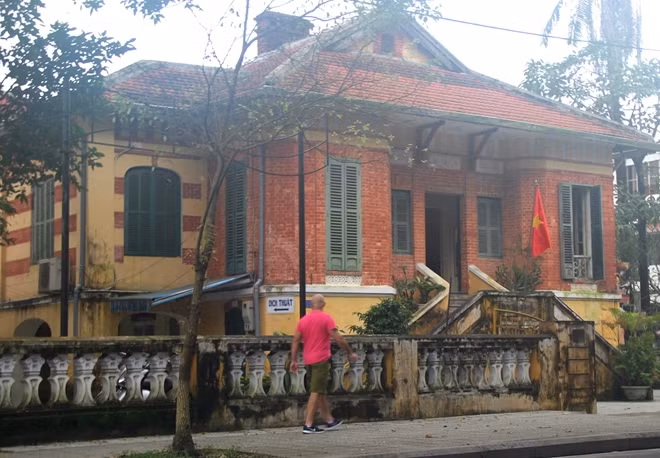 Ngôi biệt thự Pháp tại số 26 Lê Lợi, TP Huế đứng trước nguy cơ bị xóa sổ khi được giao cho doanh nghiệp đầu tư dự án.