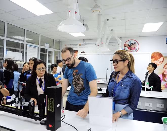 Một số thí nghiệm thú vị được khách mời thực hiện ngay tại phòng STEM.