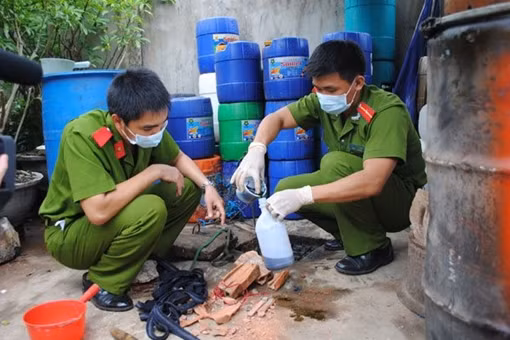 Theo chân cảnh sát môi trường tìm “nước bẩn” ảnh 5