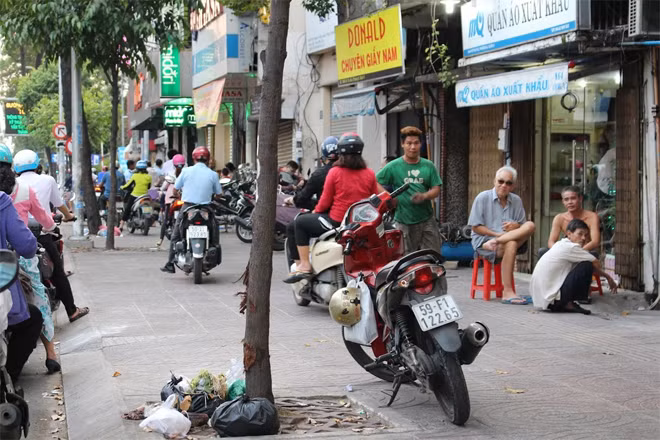 Người dân đã quá quen với hiện tượng xe tràn đường như hiện nay (đường Võ Thị Sáu, quận 1).