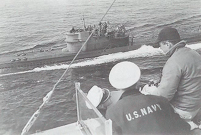 U-boat U-234 đầu hàng USS SuttonBy năm 1945, Nhật Bản đã bắt đầu phát triển nhiều chiến lược để làm giàu uranium. Có thiết bị khuếch tán nhiệt tại RIKEN đã bị phá hủy bởi các vụ đánh bom của quân Đồng minh. Bản thiết kế đã được tìm thấy tại Kyoto.