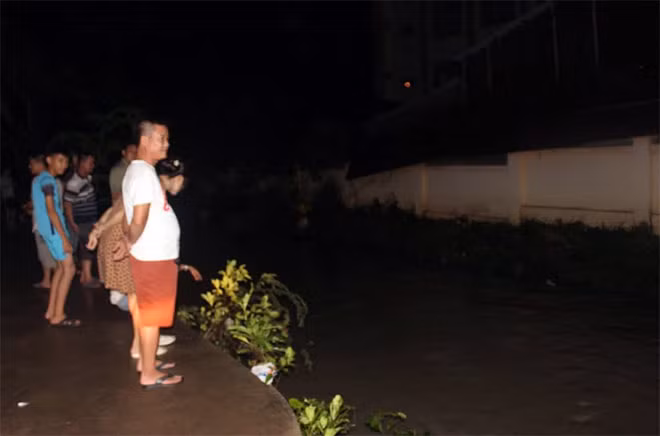 2 nam thanh niên bị nước cuốn trôi và mất tích.