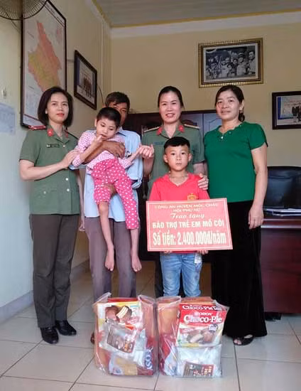 Hội phụ nữ Công an huyện Mộc Châu trao quà cho trẻ em mồ côi, trẻ em có hoàn cảnh khó khăn tại địa bàn xã Chiềng Hắc, Mộc Châu, Sơn La.