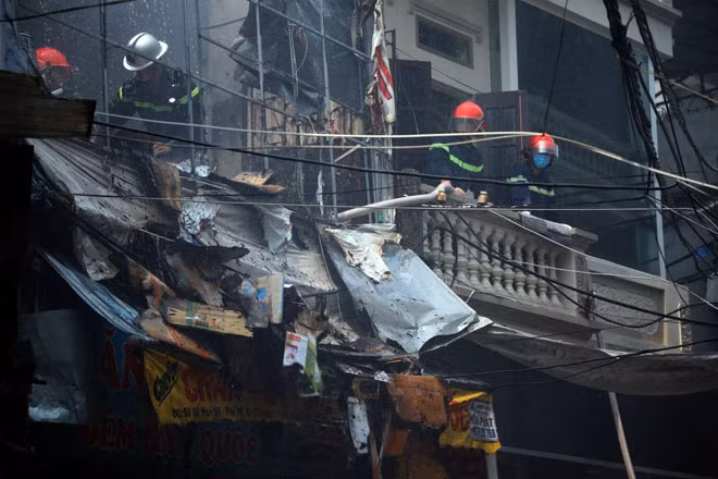 Hiện trường cháy nằm sâu trong ngõ nhỏ nên lực lượng chức năng phải nối ống lấy nước từ xa vào chữa cháy.