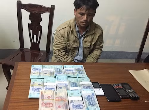 “Ông trùm” Mùa Nhìa Vừ và tang vật vụ án.
