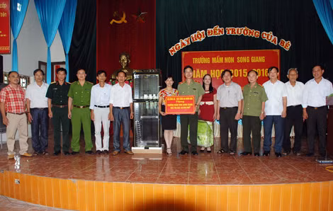 Thiếu tướng Phạm Văn Miên, Tổng Biên tập Báo CAND trao chăn ấm và máy sấy bát tặng Trường Mầm non Song Giang, Bắc Ninh (tháng 9-2015).