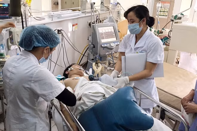 Một vụ ngộ độc rượu được cấp cứu tại bệnh viện (ảnh minh họa).