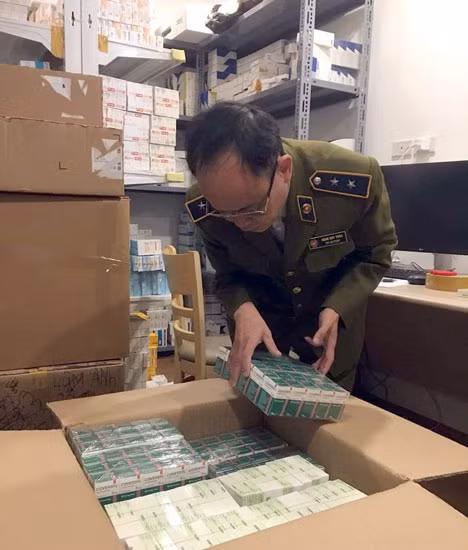 Lực lượng QLTT đã lập biên bản tạm giữ lô hàng tân dược có dấu hiệu vi phạm.