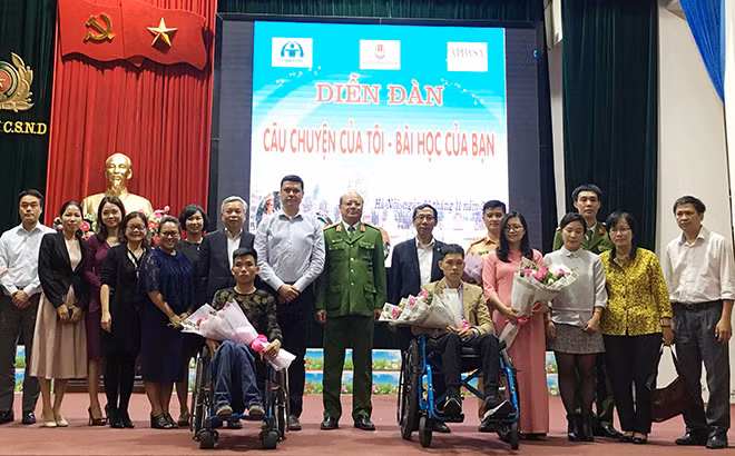 Diễn đàn “Câu chuyện của tôi- Bài học của bạn”, nhằm tuyên truyền nâng cao nhận thức cho sinh viên khi tham gia giao thông.