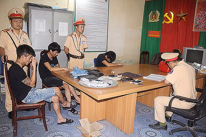 CSGT Công an Hòa Bình bắt giữ đối tượng vận chuyển trái phép ma túy.