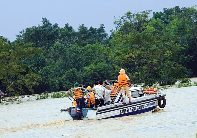 Chiếc ca-nô chở phóng viên vào vùng ngập lụt Cam Lộ thì bất ngờ tắt máy, trôi tự do hơn 1 giờ đồng hồ trước khi được ứng cứu.