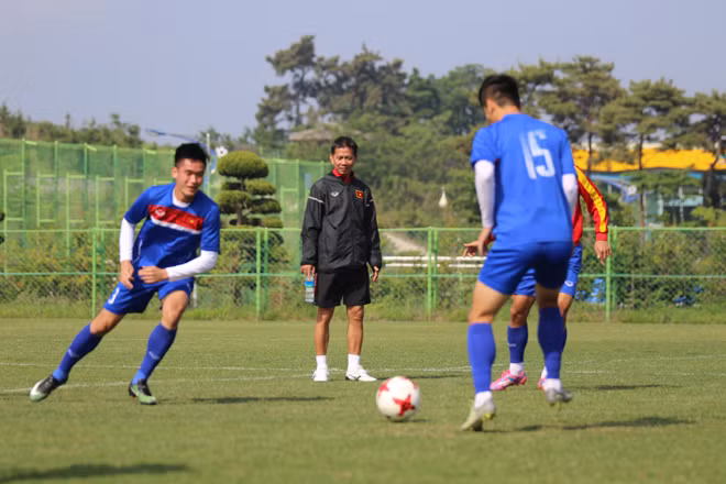 HLV Hoàng Anh Tuấn khá tự tin trước trận ra quân.