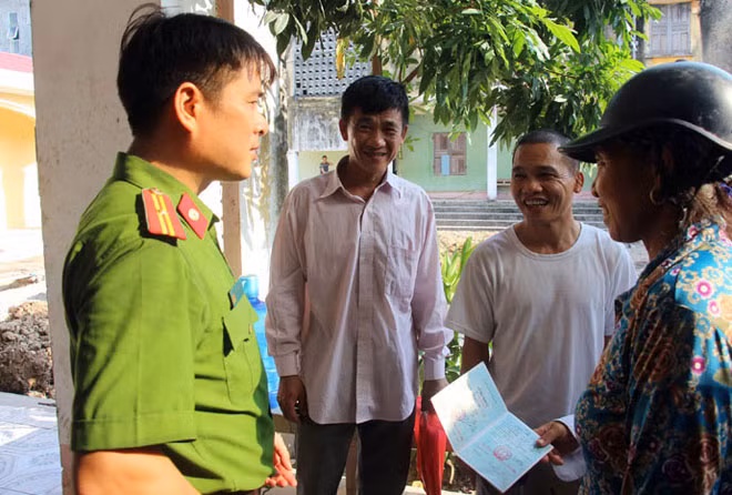 Công an xã Kim Lũ (huyện Sóc Sơn) trao đổi với người dân, nắm bắt tình hình an ninh trật tự trên địa bàn. Ảnh: Mai Hữu