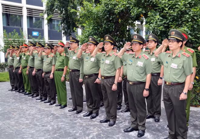 Đoàn Bộ Công an dâng hương, dâng hoa Chủ tịch Hồ Chí Minh tại Nhà tưởng niệm Chủ tịch Hồ Chí Minh.