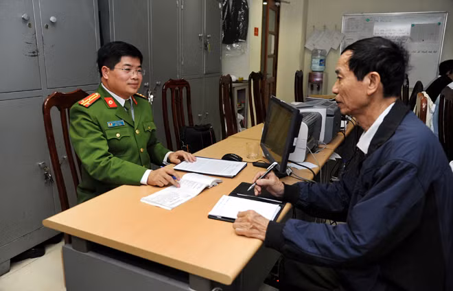 Tác giả trò chuyện với Thượng tá Nguyễn Xuân Hùng. Tác giả trò chuyện với Thượng tá Nguyễn Xuân Hùng.