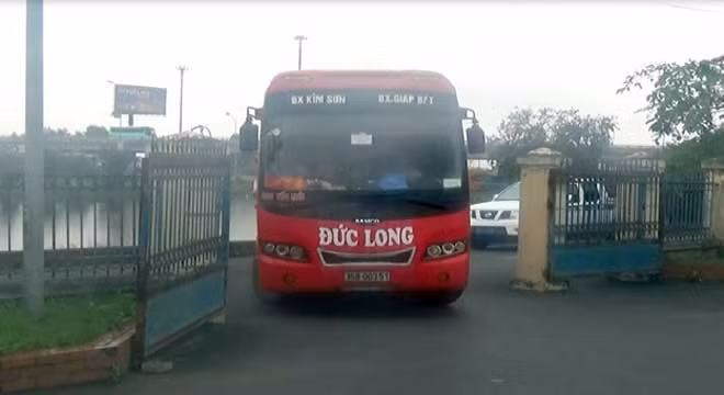 Xe khách Đức Long 29 chỗ nhồi nhét tới 64 người.
