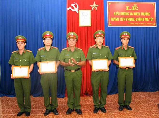 Đại tá Lê Văn Tiền - PGĐ Công an tỉnh An Giang trao Giấy khen của Giám đốc Công an tỉnh cho các cá nhân.