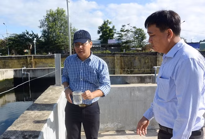 Cục Môi trường miền Trung và Tây Nguyên kiểm tra, khảo sát khu vực xảy ra hiện tượng cá chết tại bờ biển Nguyễn Tất Thành, Đà Nẵng.