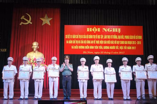 Đại tá Nguyễn Văn Trung, Giám đốc Công an tỉnh Hà Nam trao Giấy khen cho các tập thể điển hình tiên tiến trong học tập và làm theo gương Bác.