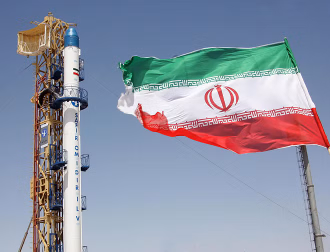 Vào tháng 2-2009, trong lễ kỷ niệm 30 năm cuộc cách mạng Iran, Tehran đã phóng thành công vệ tinh bản địa đầu tiên của mình, Omid (Hope), sử dụng SLV Safir (Đại sứ), trở thành nhóm hàng chục quốc gia có khả năng phóng vệ tinh độc lập. Vào tháng 2-2009, trong lễ kỷ niệm 30 năm cuộc cách mạng Iran, Tehran đã phóng thành công vệ tinh bản địa đầu tiên của mình, Omid (Hope), sử dụng SLV Safir (Đại sứ), trở thành nhóm hàng chục quốc gia có khả năng phóng vệ tinh độc lập.
