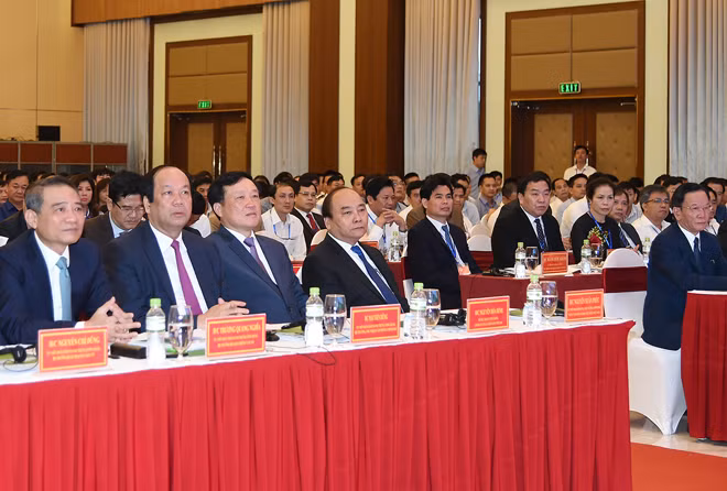 Thủ tướng Nguyễn Xuân Phúc và đại diện một số lãnh đạo bộ, ban, ngành dự Hội nghị Xúc tiến đầu tư tỉnh Sơn La năm 2017.