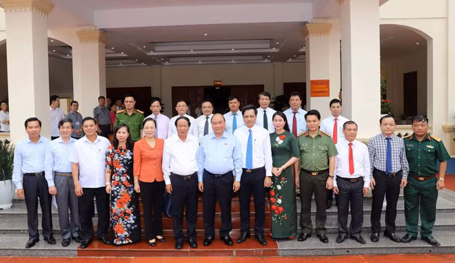 Thủ tướng Nguyễn Xuân Phúc với lãnh đạo TP Hải Phòng.