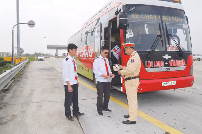 Tổ công tác của Đội tuần tra kiểm soát giao thông đường bộ số 2 làm nhiệm vụ trên đường cao tốc Hà Nội- Hải Phòng. Tổ công tác của Đội tuần tra kiểm soát giao thông đường bộ số 2 làm nhiệm vụ trên đường cao tốc Hà Nội- Hải Phòng.