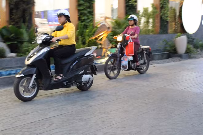 Vỉa hè đã biến thành đường giao thông.