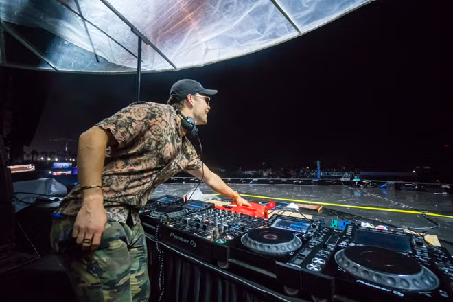 Anh chàng DJ đầy cá tính người Mỹ Party Favor đã khiến cho khán giả Việt " gật gù" liên tục bằng những đoạn drop đầy năng lượng.