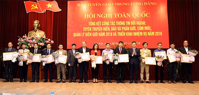 Đồng chí Võ Văn Thưởng, Trưởng ban Tuyên giáo Trung ương trao bằng khen cho các tập thể thực hiện tốt công tác thông tin đối ngoại; tuyên truyền biển, đảo và phân giới, cắm mốc, quản lý biên giới năm 2018 . Ảnh: TTXVN Đồng chí Võ Văn Thưởng, Trưởng ban Tuyên giáo Trung ương trao bằng khen cho các tập thể thực hiện tốt công tác thông tin đối ngoại; tuyên truyền biển, đảo và phân giới, cắm mốc, quản lý biên giới năm 2018 . Ảnh: TTXVN
