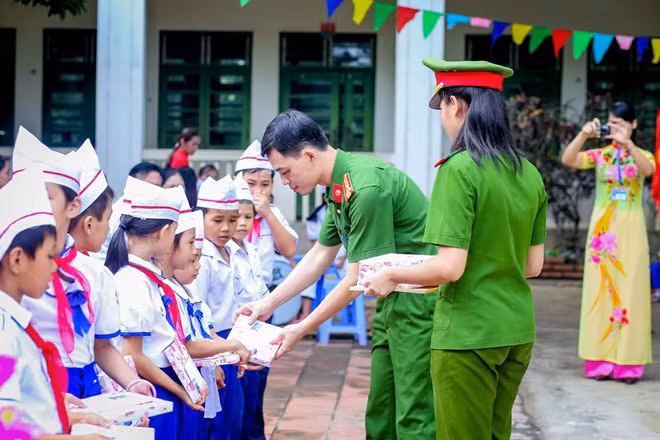 Thăm hỏi, tặng quà các em học sinh. Thăm hỏi, tặng quà các em học sinh.