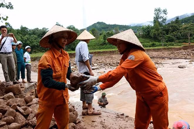 Các lực lượng tích cực tham gia thu dọn, đảm bảo giao thông