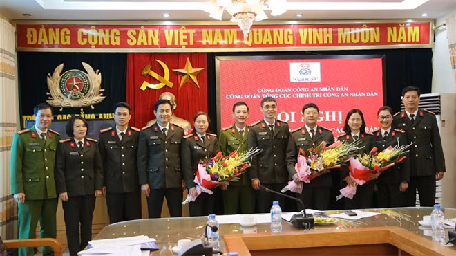 Công đoàn Tổng cục Chính trị CAND chúc mừng các đồng chí lãnh đạo Công đoàn cơ sở có thành tích xuất sắc trong công tác.