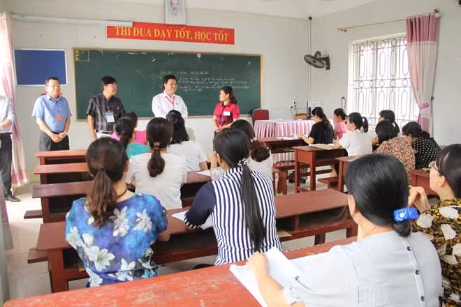 Thứ trưởng Nguyễn Hữu Độ đề nghị các giáo viên chấm thi của tỉnh Ninh Bình bám sát đáp án và quy chế chấm thi.