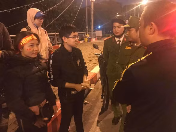 Đạo và Huế được người dân và các đồng chí công an hỗ trợ trong vụ và chạm giao thông tối 19-11.
