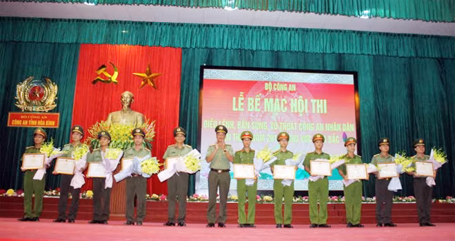 Đại tá Lê Hồng Hiệp, Phó Cục trưởng Cục Công tác Đảng và Công tác chính trị, Phó trưởng Ban chỉ đạo hội thi trao Bằng khen của Bộ Công an cho các đội thi.