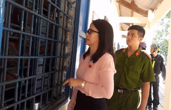 Bà Lê Thị Trang Đài, giám đốc Sở Lao động - Thương binh & Xã hội tỉnh Bà Rịa - Vũng Tàu trao đổi, động viên với các học viên yên tâm cai nghiện.
