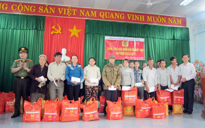 Trung tướng Nguyễn Xuân Mười thăm và tặng quà cho bà con 2 xã Cát Trinh (Phù Cát) và xã Mỹ Quang (Phù Mỹ). Trung tướng Nguyễn Xuân Mười thăm và tặng quà cho bà con 2 xã Cát Trinh (Phù Cát) và xã Mỹ Quang (Phù Mỹ).