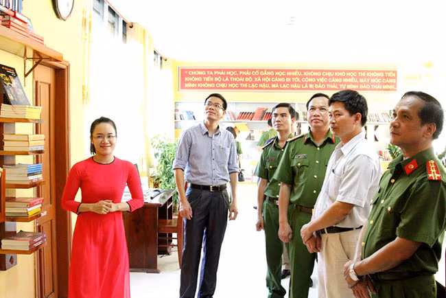 Các đoàn Công tác mỗi lần về công tác đều ghé thăm và chiêm ngưỡng thư viện.