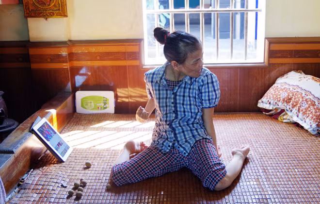 Chị Ý bị liệt hai chân, không có khả năng đi lại.