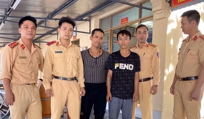 Tổ công tác và 2 nạn nhân may mắn được cứu sống.