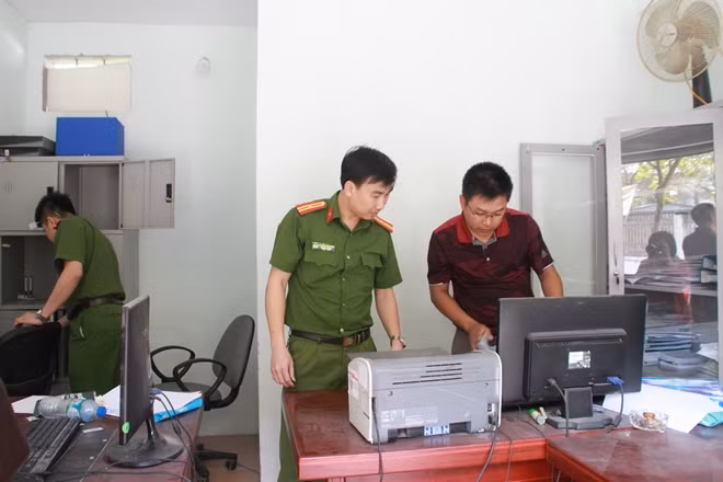 Các điều tra viên khám xét trụ sở Công ty CNC.