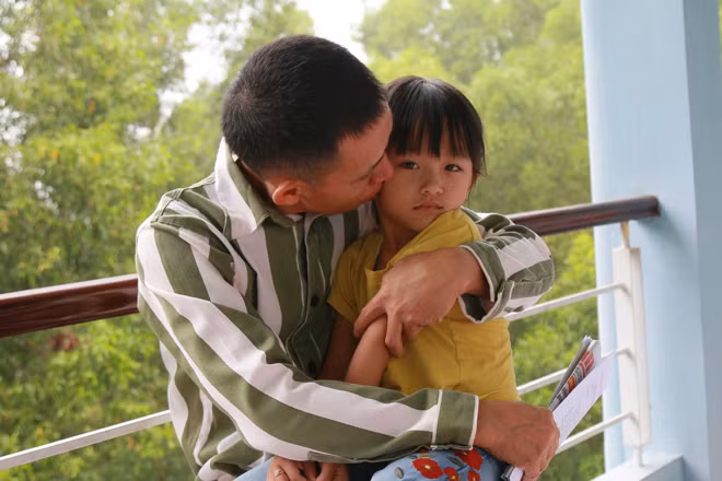 Những cái ôm đầy cảm động trong giây phút gặp người thân.